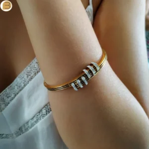 Bracelet en acier doré pour femme à ouverture charnière et clips orné de zircons blancs
