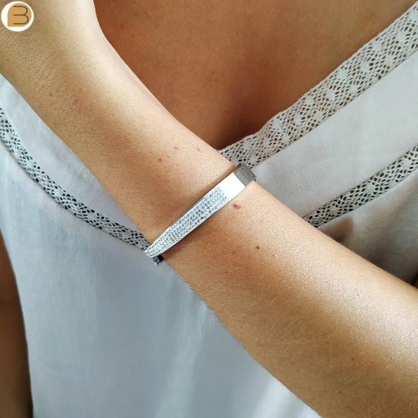 Bracelet en acier design pour femme à ouverture charnière orné de zircons blancs