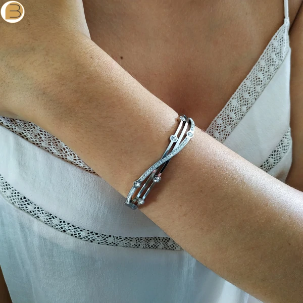 Spectaculaire bracelet en acier femme à ouverture charnière orné de zircons blancs