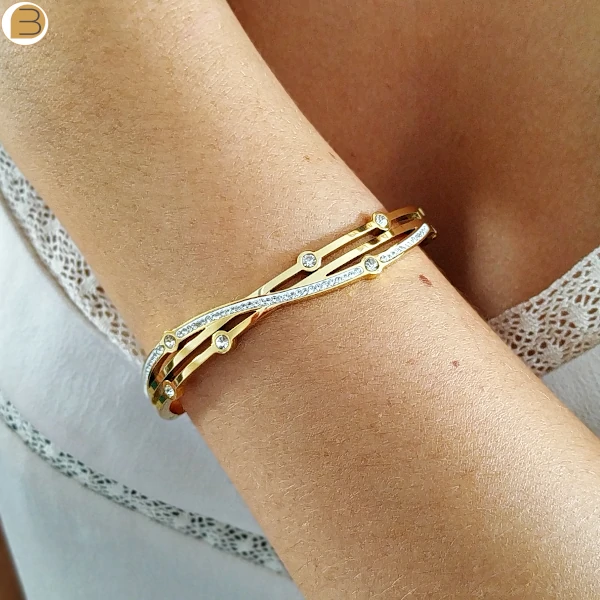 Spectaculaire bracelet en acier doré femme à ouverture charnière orné de zircons blancs