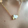 Collier acier inoxydable doré pour femme pendentif 2 cœurs dont un orné de nacre