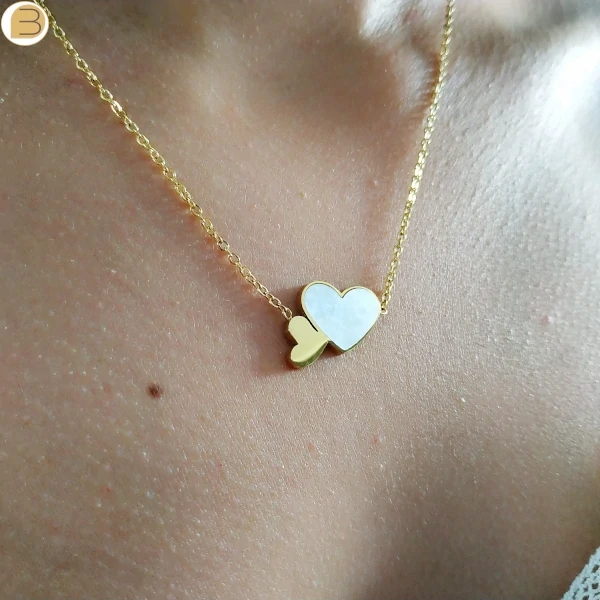 Collier acier inoxydable doré pour femme pendentif 2 cœurs dont un orné de nacre