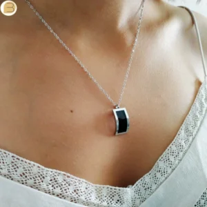 Collier acier inoxydable pour femme pendentif noir et argent incurvé