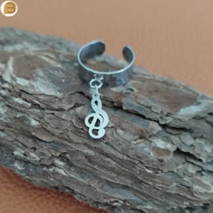 bague-reglable-acier-inoxydable-couleur-argent-pendant-note-musique-2 Bague réglable en acier inoxydable pour femme pendentif note de musique.