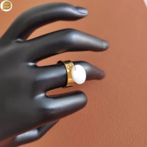 bague-reglable-acier-inoxydable-couleur-or-pendant-disque-nacre-blanche-2 Bague réglable en acier inoxydable doré pour femme pendentif disque en nacre naturelle blanche.