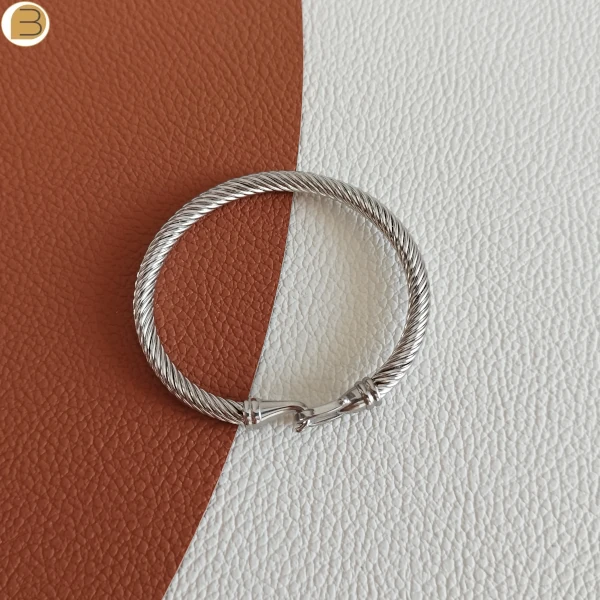 Bracelet torsadé en acier couleur argent pour femme.