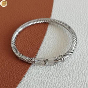 Bracelet torsadé en acier couleur argent pour femme.