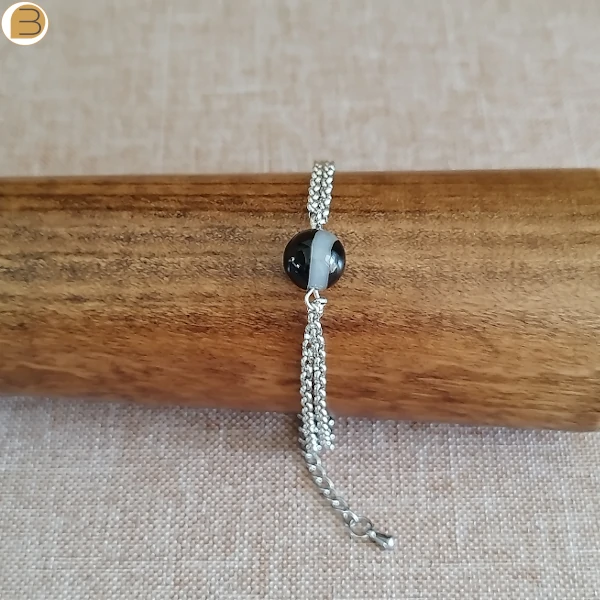 Bracelet pour femme en acier inoxydable double chaine perle agate rayée. Création bijoutissimo.