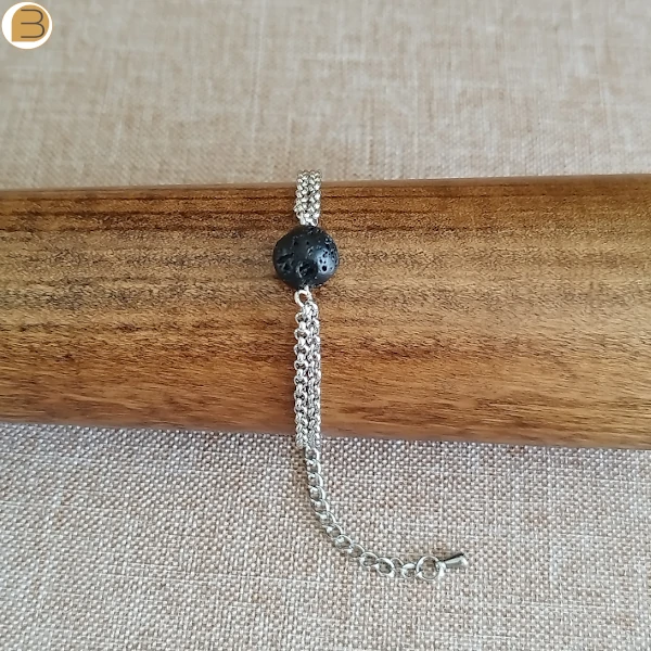 Bracelet pour femme en acier inoxydable double chaine perle en pierre de lave. Création bijoutissimo.
