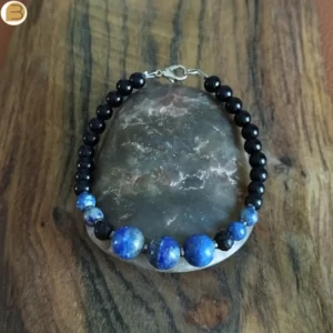 Bracelet unisexe en acier, perles lapis lazuli, pierre de lave, hématite, onyx noir. Création bijoutissimo.