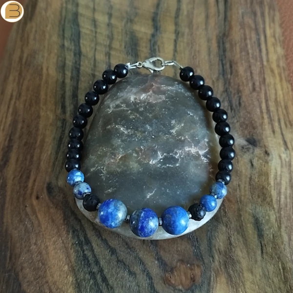 Bracelet unisexe en acier, perles lapis lazuli, pierre de lave, hématite, onyx noir. Création bijoutissimo.