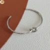 Bracelet rigide nœud en acier inoxydable pour femme couleur argent.