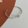 Bracelet rigide nœud en acier inoxydable pour femme couleur argent.