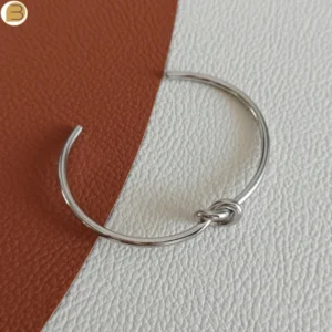 Bracelet rigide nœud en acier inoxydable pour femme couleur argent.