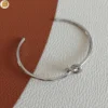 Bracelet rigide nœud en acier inoxydable pour femme couleur argent.