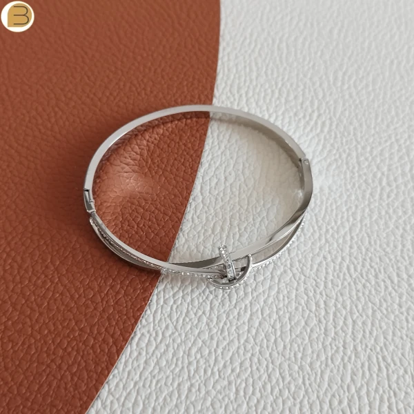 Bracelet en acier inoxydable pour femme à ouverture charnière orné de zircons blancs