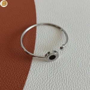 Bracelet rigide réversible en acier inoxydable couleur argent émail noir et zircon.
