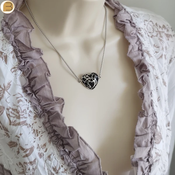 collier en acier inoxydable pour femme pendentif cœur noir.