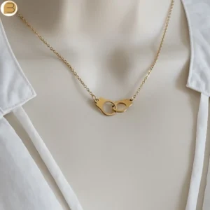 Collier pour femme en acier inoxydable doré avec son pendentif menottes - Création Bijoutissimo.