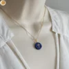 Collier ras de cou en acier inoxydable doré pour femme et son pendentif en Lapis Lazuli orné d'une croix