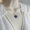Collier ras de cou en acier inoxydable doré pour femme et son pendentif en Lapis Lazuli orné d'une croix