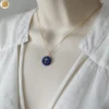 Collier ras de cou en acier inoxydable doré pour femme et son pendentif en Lapis Lazuli orné d'une croix