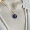 Collier ras de cou en acier inoxydable doré pour femme et son pendentif en Lapis Lazuli orné d'une croix