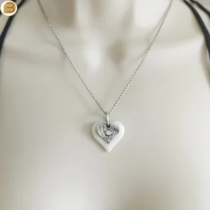 Collier pendentif cœur blanc et argenté orné d'un zircon pour femme sur chaine acier inoxydable