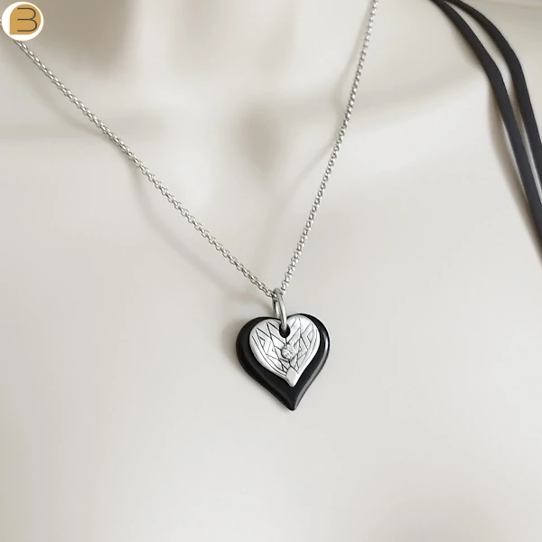 Collier pendentif cœur noir et argenté orné d'un zircon pour femme sur chaine acier inoxydable