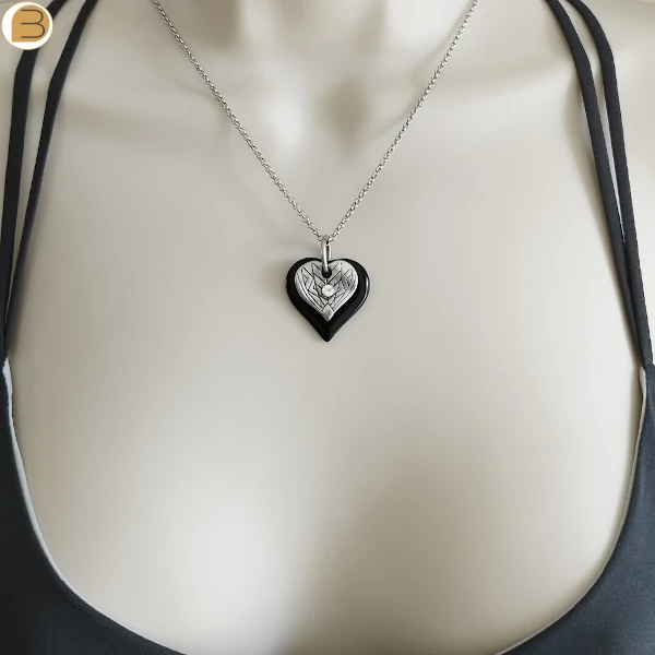 Collier pendentif cœur noir et argenté orné d'un zircon pour femme sur chaine acier inoxydable