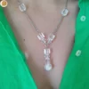 Collier création en acier inoxydable et perles géométriques en cristal blanc.