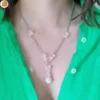 Collier création en acier inoxydable et perles géométriques en cristal blanc.