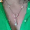 Collier création en acier inoxydable et perles géométriques en cristal blanc.