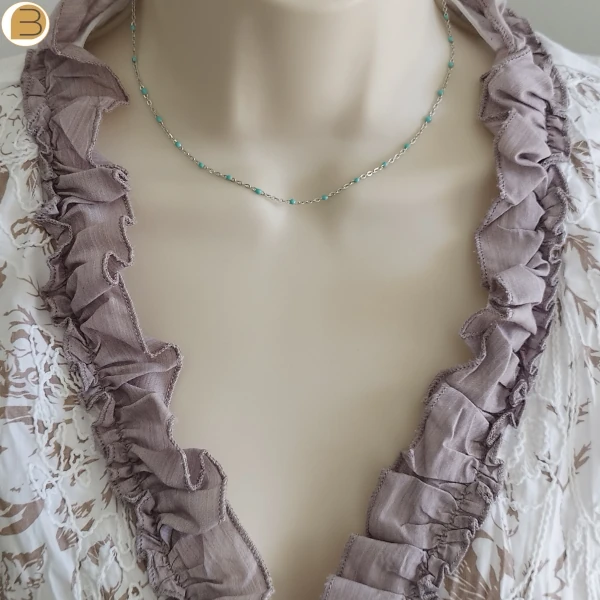 Collier ras de cou en acier inoxydable pour femme avec ses fines perles bleu-turquoise.
