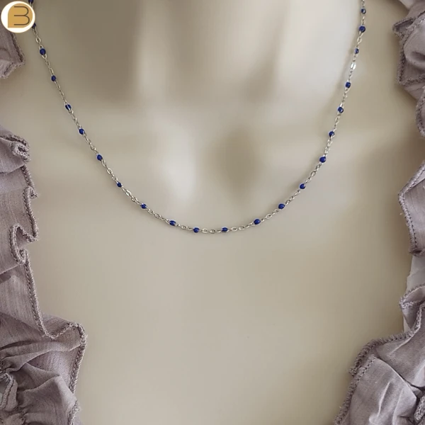 Collier ras de cou en acier inoxydable pour femme avec ses fines perles bleues.