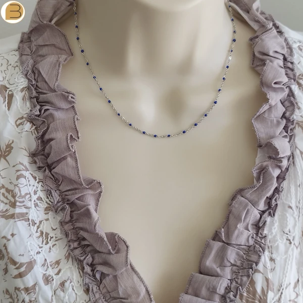 Collier ras de cou en acier inoxydable pour femme avec ses fines perles bleues.