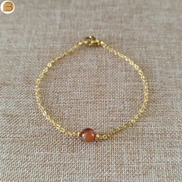 Bracelet acier doré avec sa perle ronde en agate rouge et ses perles acier
