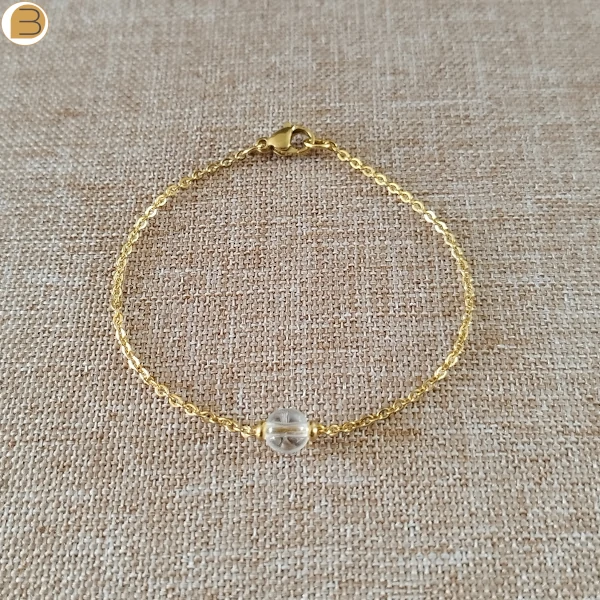 Bracelet acier doré avec sa perle ronde en cristal et ses perles acier