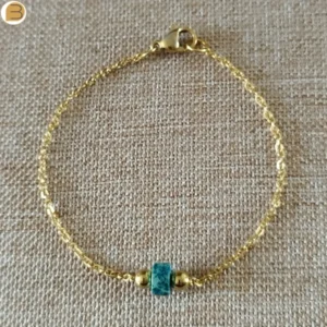 Bracelet acier doré avec sa perle en jaspe bleu et ses perles acier