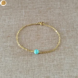Bracelet acier doré avec sa perle ronde en turquoise et ses perles acier