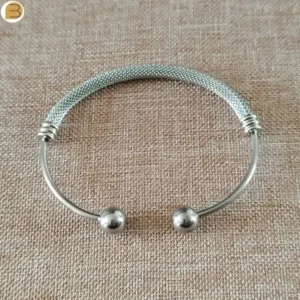Bracelet rigide à mailles en acier inoxydable couleur argent