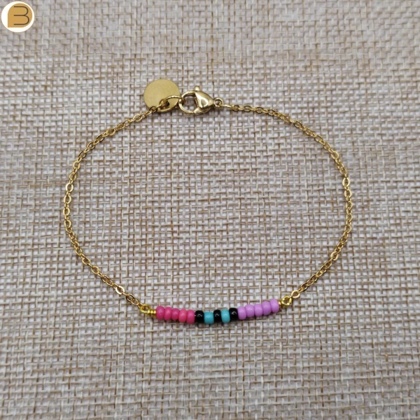 Bracelet en acier doré pour femme, orné de petites perles multicolores. Une Création Bijoutissimo.