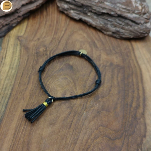 Bracelet réglable double cordon en coton noir avec pompon assorti et médaillon en acier inoxydable couleur or