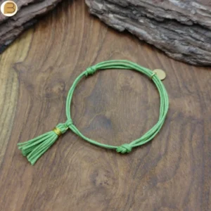 Bracelet réglable double cordon et pompon en coton vert fait main en France