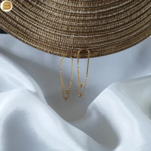 Boucles d'oreilles à clous en acier inoxydable doré création exclusive perles acier sur chaîne fine.