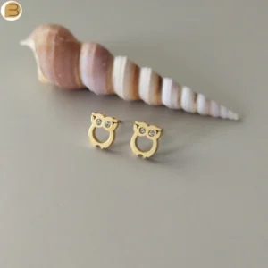 Boucles d'oreilles acier inoxydable doré chouette avec oxyde de zirconium.