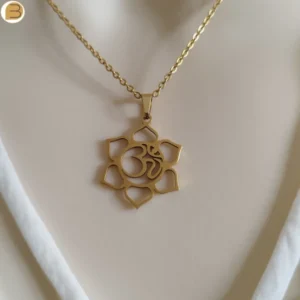 Collier minimaliste acier inoxydable doré pendentif sanskrit Aum Yoga. Fait main en France.