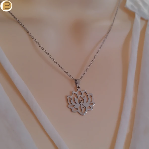 Collier minimaliste acier inoxydable pendentif fleur de lotus yoga. Fait main en France.