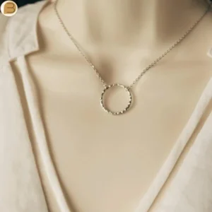 Collier cercle martelé de 2.2 cm de diamètre sur chaîne acier inoxydable.
