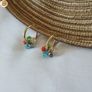 Créoles en acier inoxydable doré pour femme avec perles de cristal multicolore. Bijou fait main